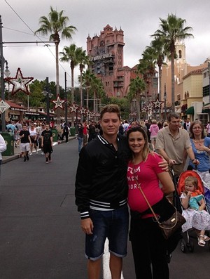 Adryan e esposa na Disney (Foto: Reprodução / Twitter)