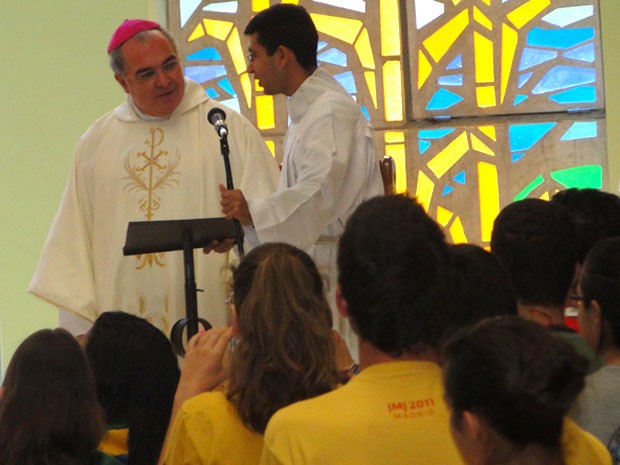 Dom Orani e padre Leandro Lenin durante catequese das línguas portuguesa e espanhola em Madri  (Foto: Andressa Gonçalves/G1)