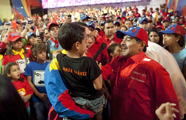 Diego Armando Maradona cumprimenta chavistas ao chegar no comício de Maduro nesta quinta (11) (Foto: Ramon Espinosa/AP)