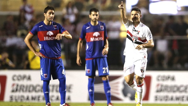 Osvaldo comemora gol do São Paulo contra o Tigre, AP (Foto: Agência AP)