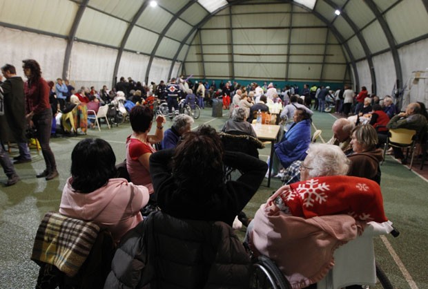 A segurança civil da cidade de Finale Emilia montou barracas em campo de futebol para acomodar centenas de moradores (Foto: AP)