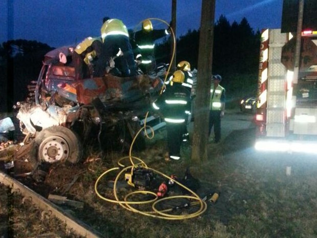 Cinco pessoas estavam dentro de caminhão que colidiu contra trem. (Foto: PRF/Divulgação)