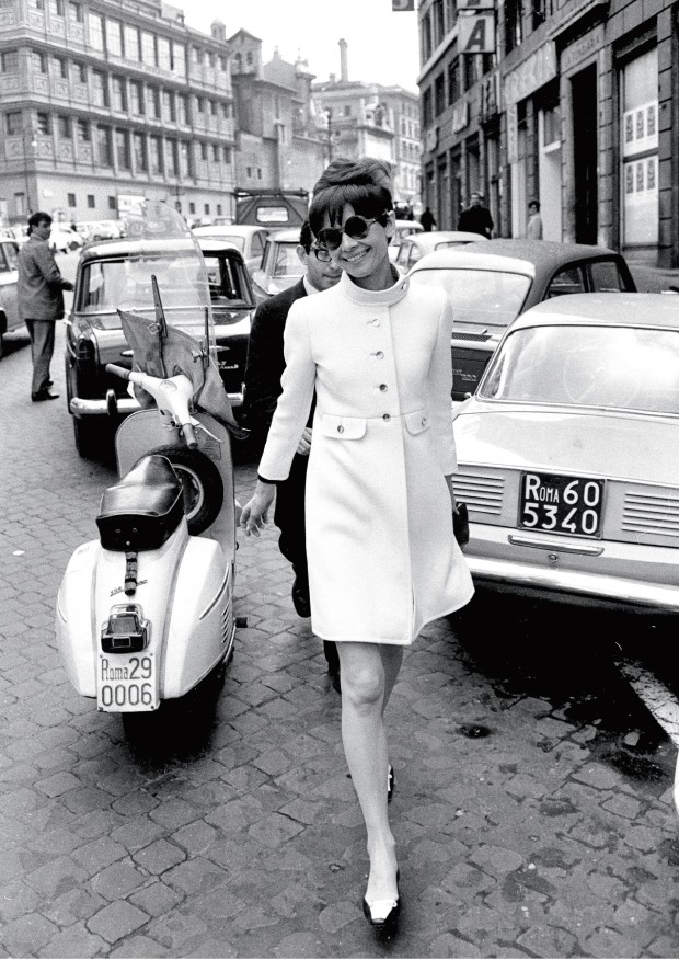 CONTEMPORÂNEA Audrey desfila com casaco Rose Bertin, óculos Goldsmith, bolsa Gucci e sapatos Chanel. Seu estilo clássico  perdura até hoje (Foto: Camera Press/Photomasi  )