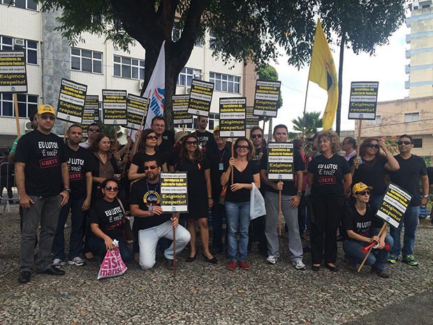 Servidores protestam em frente ao Tribunal de Justiça do Rio Grande do Norte (Foto: Fernanda Zauli/G1)