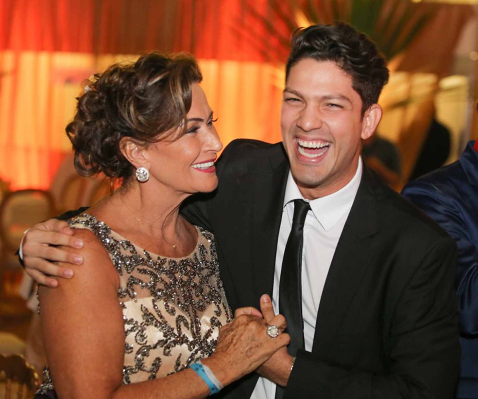 Luiz Felipe e Ieda nem lembram mais que brigaram por causa de ovos no BBB17 e são só sorrisos! (Foto: Foto: Johnny Keppk)