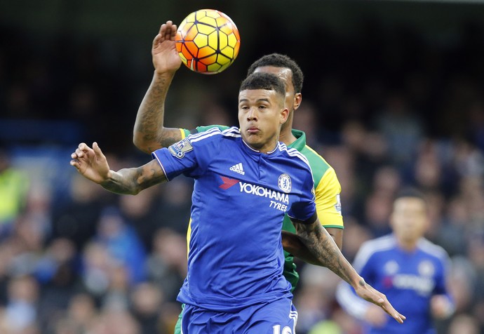 Kenedy tenta dominar a bola Chelsea x Norwich (Foto: AP Photo/Frank Augstein)