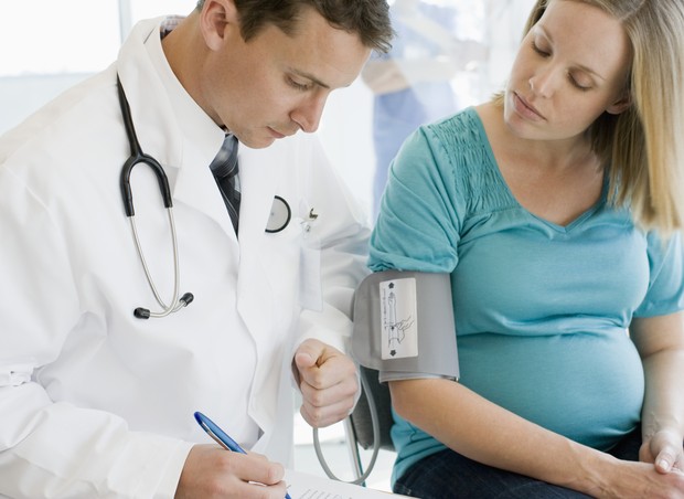 Consulta médica; consultório; pressão arterial; pré-natal; (Foto: Thinkstock)