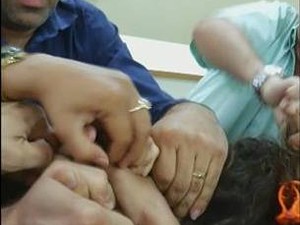 Momento em que as pessoas tentam separar a agressora da criança (Foto: Ana Carolina Rodrigues)