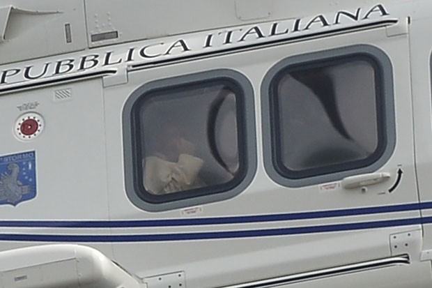 Francisco viajou de helicóptero do Vaticano até Castel Gandolfo (Foto: Vincenzo Pinto/AFP)