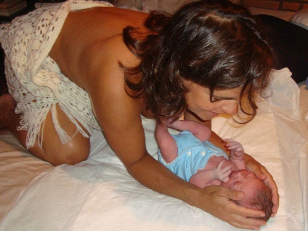 Mariana Maffeis Feola, 29 anos, abraça sua filha Joana, que nasceu durante parto domiciliar (Foto: Arquivo Pessoal/Marcelly Ribeiro)