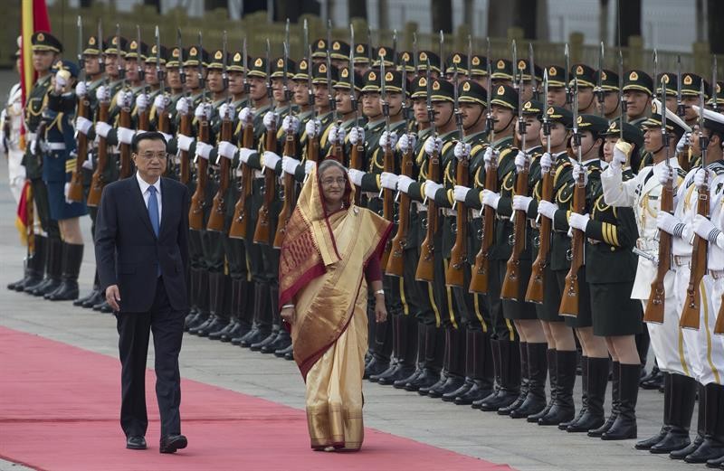 A primeira-ministra de Bangladesh, Sheij Hasina,é recebida pelo premiê da China, Li Keqiang, no Grande Salão do Povo, em Pequim