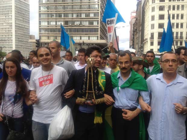 Manifestantes de braços dados e com a imagem de Nossa Senhora Aparecida cantam "povo unido, jamais será vencido" e "Fora PT" (Foto: Tatiana Santiago/G1)