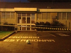 Objeto suspeito foi arremessado no pátio da cadeia na noite de quarta-feira (Foto: Marcelo Bonomini/RPC TV )