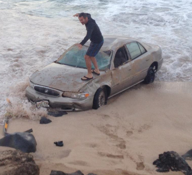 Garrett McNamara surfa carro abandonado na praia (Foto: Reprodução Facebook)