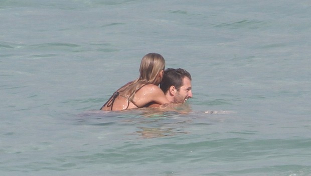 Fernanda de Freitas foi a praia da Barra da Tujuca com o namorado (Foto: Marcus Pavão/Agnews)