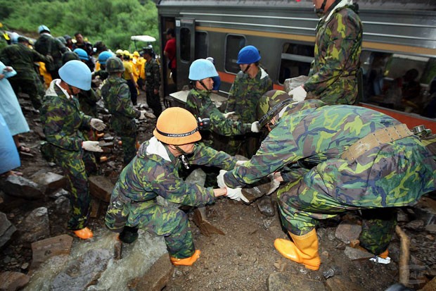 Militares ajudam no resgate de vítimas após um trem descarrilar por conta de deslizamento de terra em Pingtung, Taiwan (Foto: Agência de Notícias Militar de Taiwan/ AFP)