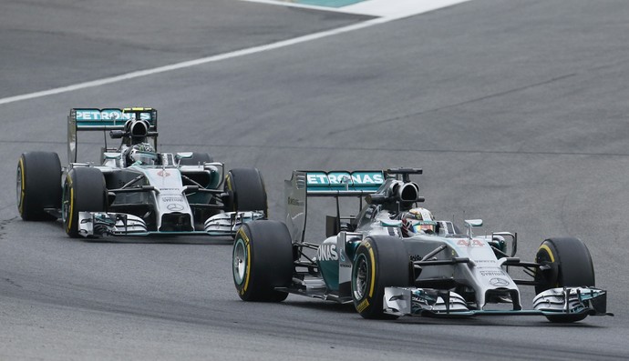 Lewis Hamilton e Nico Rosberg nos treinos de sexta-feira para o GP da Áustria (Foto: AP)