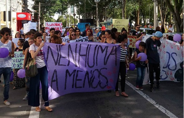 Cerca de 100 pessoas participam de um ato em protesto contra o assassinato dos jovens em São José dos Campos (Foto: Tales Soares/ Arquivo pessoal)