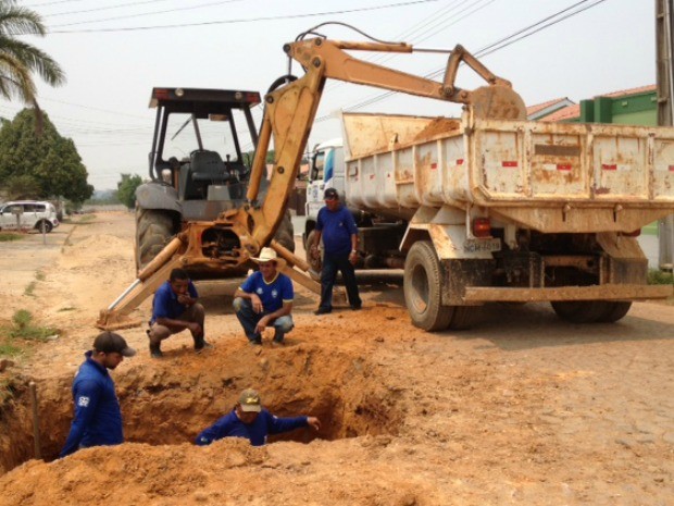 Caerd realiza manutenção de adutora (Foto: Valéria Reis/G1)