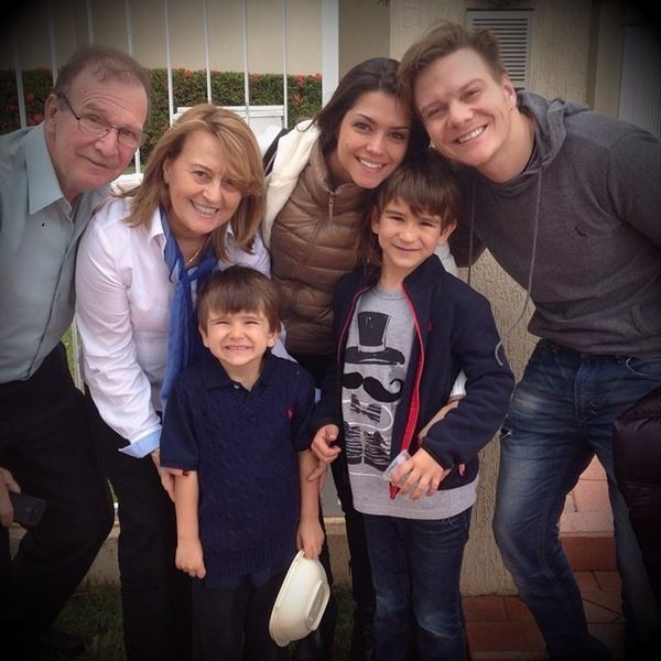 Michel Teló e Thais Fersoza com família (Foto: Instagram / Reprodução)