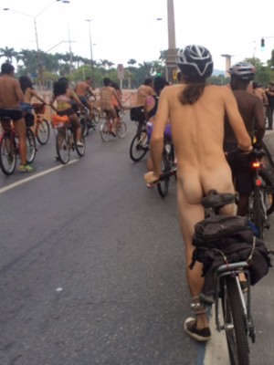 Ciclista sem roupa para mostrar a fragilidade do corpo (Foto: Cristina Boeckel/G1)