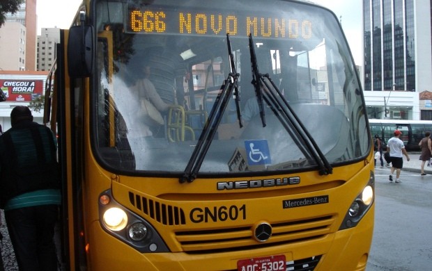 Ônibus Novo Mundo, número 666, em Curitiba (Foto: Fernando Freire/G1 Paraná)