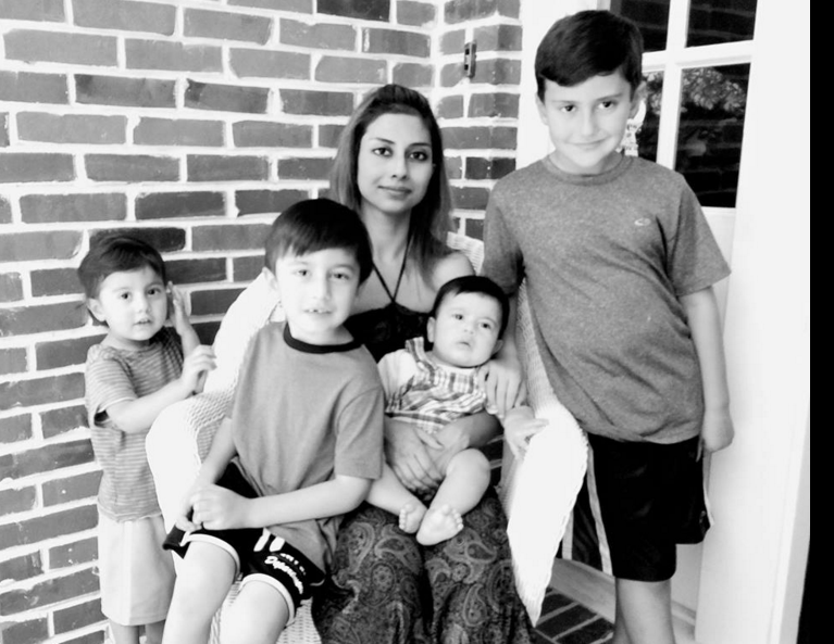 Tania Georgelas e seus quatro filhos, hoje vivendo nos Estados Unidos (Foto: Reprodução Facebook)