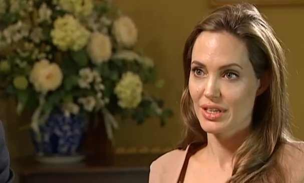 Angelina durante a entrevista concedida ao Channel 4 News (Foto: Reprodução/YouTube)