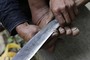 'Chinês machão' usa faca  para cortar as unhas (Jason Lee/Reuters)