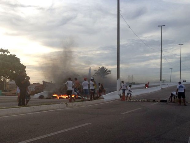 Acesso à Ponte Newton Navarro foi bloqueado por familiares de adolescente morto por PM em Natal (Foto: Fabiano de Oliveira/G1)
