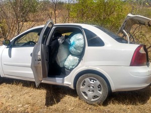 Droga estava sendo transportada dentro de carro em Cabrobó, PE (Foto: Divulgação/ 2ºCIPM) Droga estava sendo transportada dentro de carro em Cabrobó, PE (Foto: Divulgação/ 2ºCIPM)