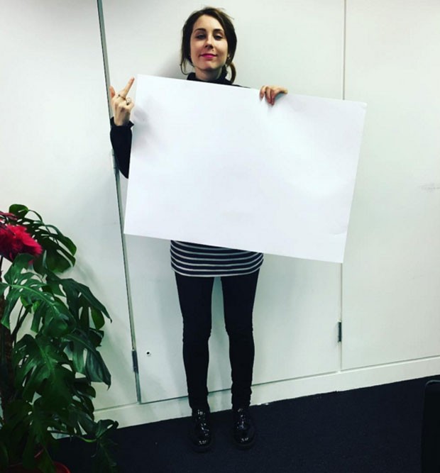 A usuária do Instagram 5teviem critica o desafio da cintura A4 ao posar com uma folha de papel em um tamanho bem maior (Foto: Reprodução/Instagram/5teviem)