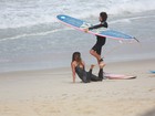 Danielle Suzuki surfa e faz alongamento em praia do Rio de Janeiro