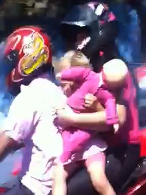 Criança estava entre um casal, segurando uma boneca (Foto: Reprodução/TV Anhanguera)