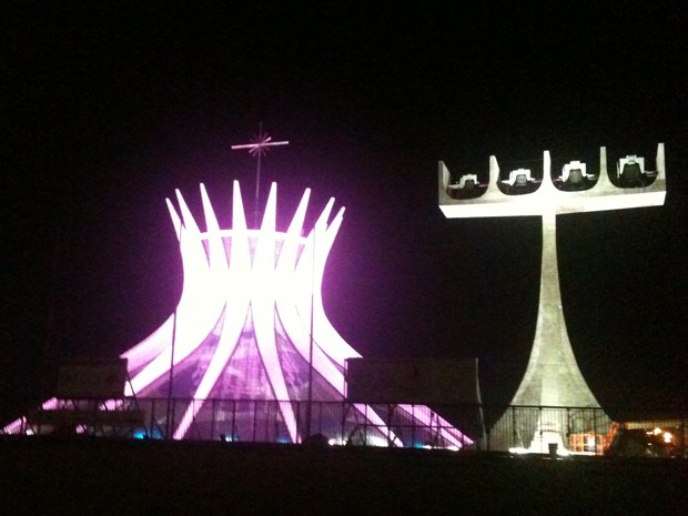 Catedral Metropolitana de Brasília ganhou iluminação rosa como parte da campanha "Outubro Rosa", lançada nesta segunda-feira (1º) pelo governo do Distrito Federal (GDF). (Foto: Raquel Oliveira/ G1)