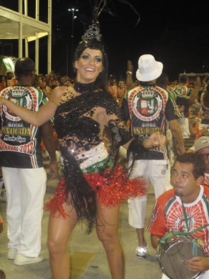 A estreante Carla Prata à frente da bateria da Grande Rio (Foto: Priscilla Souza/G1)