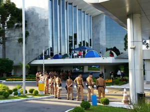 Polícia Militar isolou área da Assembleia Legislativa do Paraná ocupada por manifestantes (Foto: Fernanda Fraga/RPC) Polícia Militar isolou área da Assembleia Legislativa do Paraná ocupada por manifestantes (Foto: Fernanda Fraga/RPC)