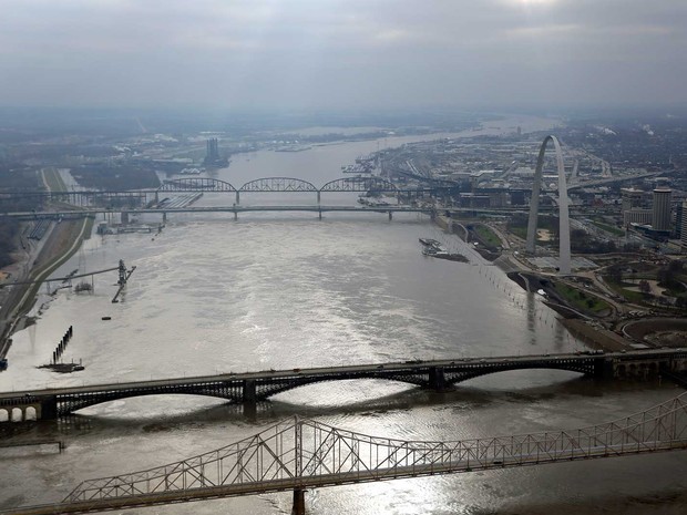 Foto aérea do Rio Mississippi em St. Louis (Foto: Jeff Roberson / AP Photo)