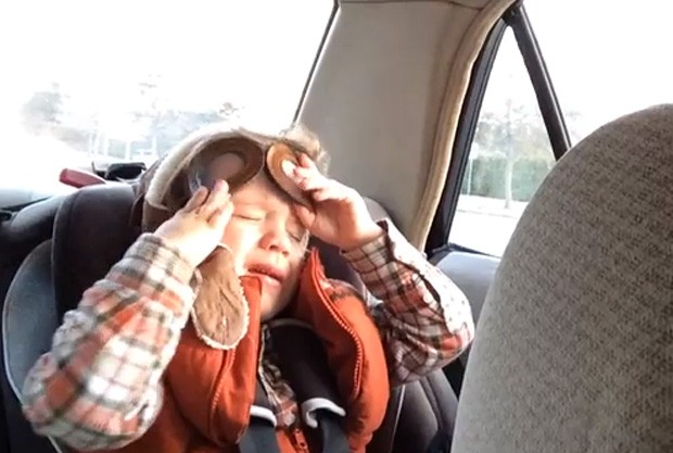 Jackson ficou emocionado e chorou ao ouvir música enquanto andava de carro com o pai (Foto: Reprodução/YouTube/Mark Blitch)