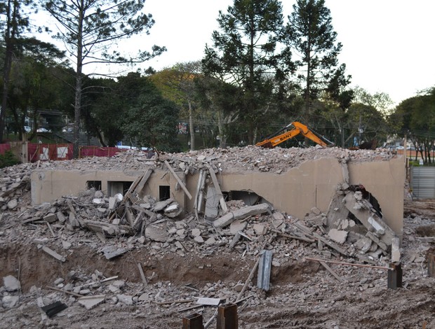 Prédio ao lado da Arena da Baixada é demolido (Foto: Site oficial do Atlético-PR/Divulgação)
