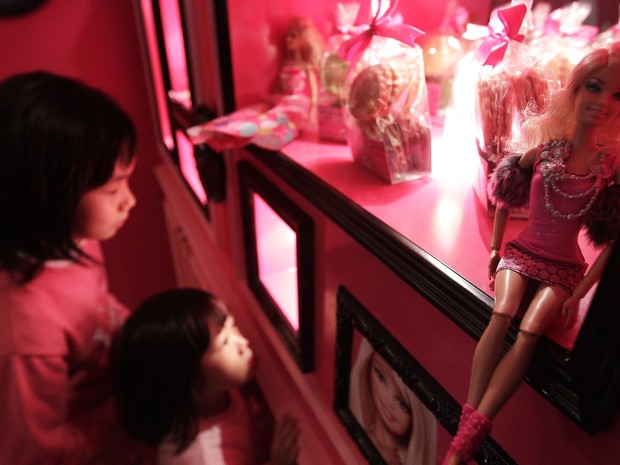 Clientes comem sobremesa durante a inauguração do restaurante temático da Barbie (Foto: REUTERS/Pichi Chuang)