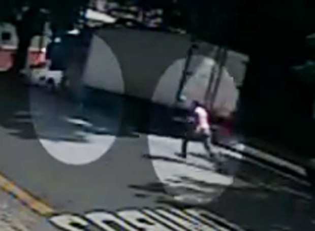 Jovem corre de homem armado em Perdizes, São Paulo (Foto: Reprodução/TV Globo)