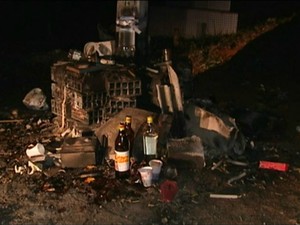 Policiais encontraram copos com sangue e garrafas de bebidas alcoólicas no cemitério (Foto: Reprodução/ TV Gazeta)
