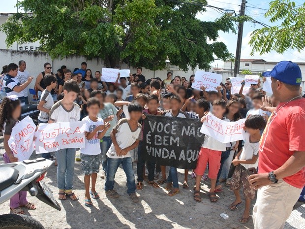 Pais, alunos e funcionários fizeram protesto em frente a escola nesta quinta-feira  (Foto: Walter Paparazzo/G1)