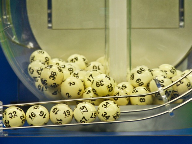Números sorteados da loteria norte-americana são mostrados  (Foto: Philip Sears/Reuters)