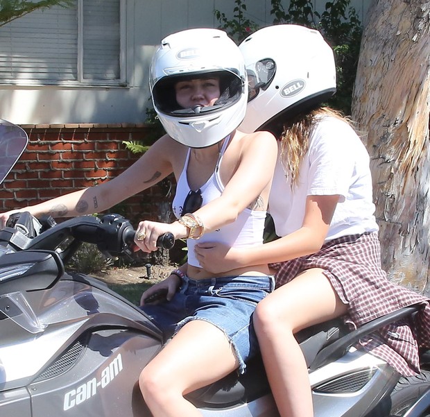 X17 - Miley Cyrus anda de moto com a irmã Noah em Los Angeles, nos Estados Unidos (Foto: X17online/ Agência)