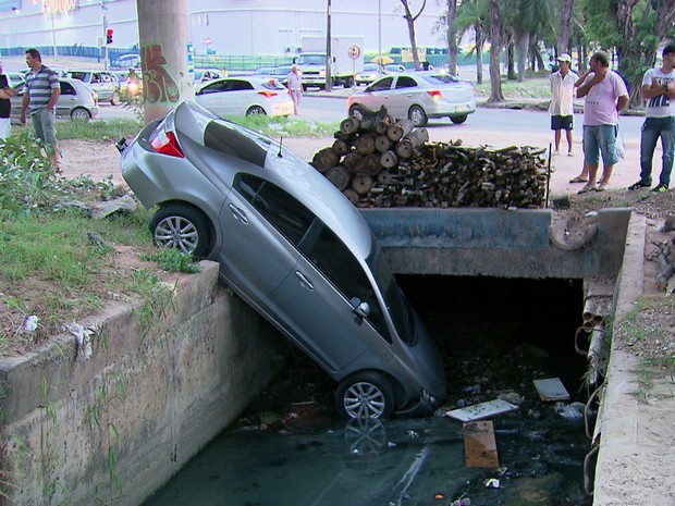 Carro caiu dentro de canal, na PE-15, em Olinda (Foto: TV Globo/Reprodução)