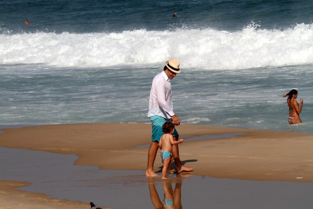 Marido de Letícia Birkheuer com o filho na praia (Foto: Wallace Barbosa / AgNews)