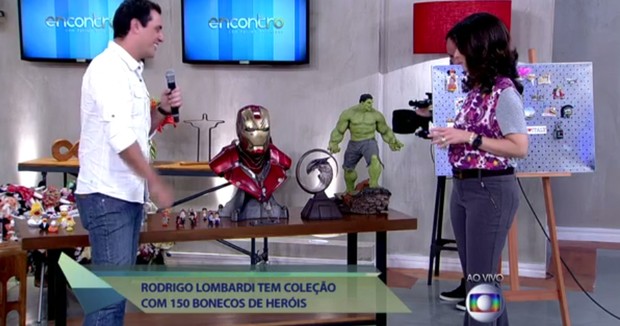 Rodrigo Lombardi mostra sua coleção de bonecos (Foto: TV Globo)