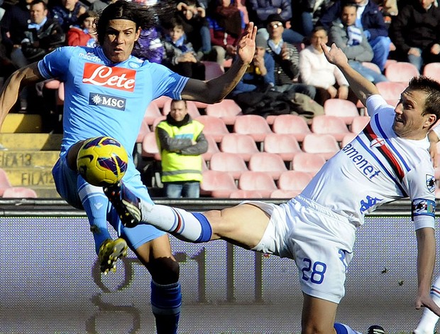 Gastaldello sampdoria e Cavani napoli - Agência AP (Foto: Agência AP)
